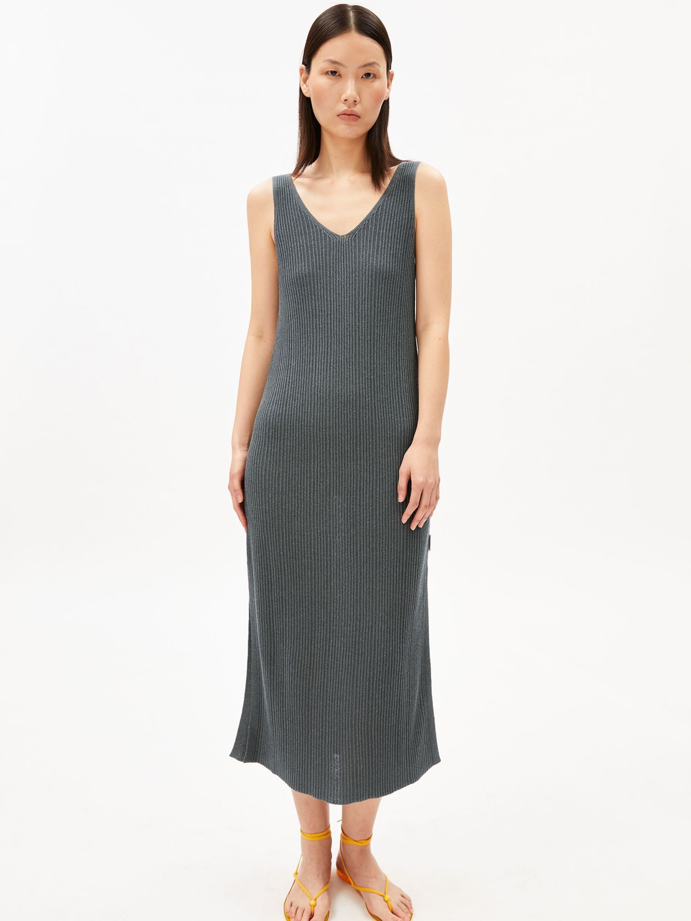 ARMEDANGELS Gebreide jurk in Grijs: voorkant