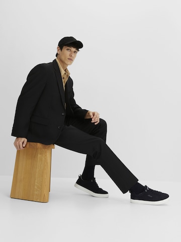 bonprix Regular Bügelfaltenhose in Schwarz