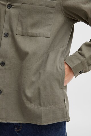 !Solid Regular fit Button Up Shirt in Green