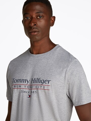 TOMMY HILFIGER T-shirt i grå