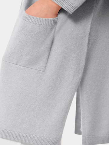 Goldner Strickjacke in Grau