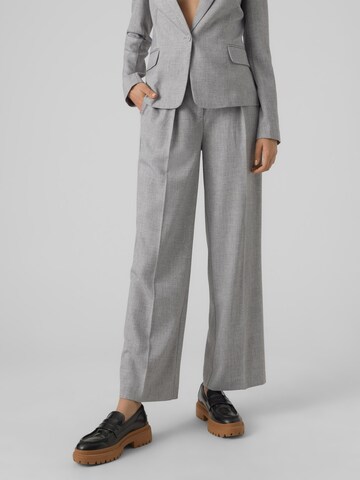 VERO MODA Loose fit Pleat-front trousers 'YOLANDA' in Grey