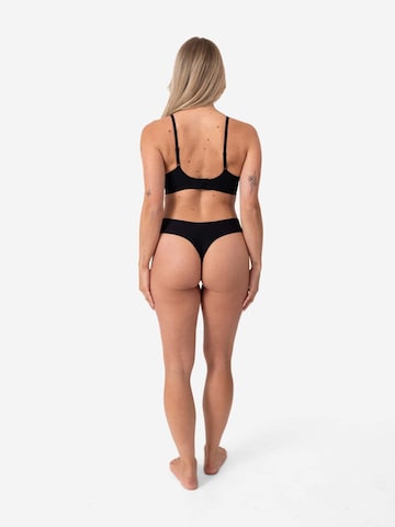 SNOCKS String in Black