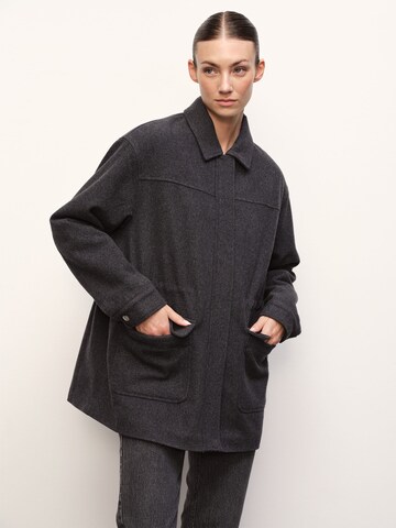 RÆRE by Lorena Rae - Casaco meia-estação em cinzento