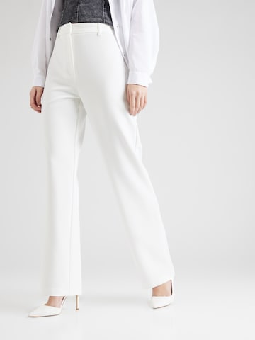 Regular Pantalon 'IZZIE' Y.A.S en blanc : devant