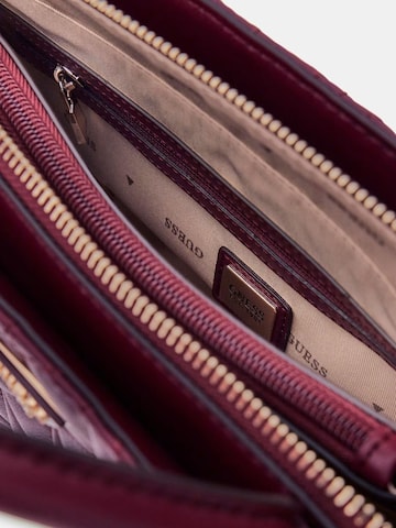 GUESS Handtasche in Lila