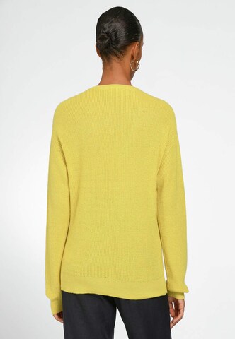 Pull-over include en jaune