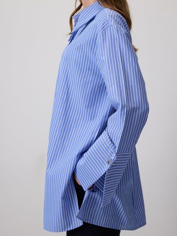 T-shirt 'Striped Shirt With Wide Cuffs' Touché Privé en bleu