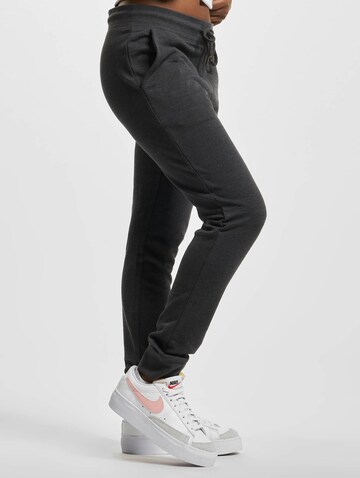 Tapered Pantaloni 'Poppy' de la Just Rhyse pe gri