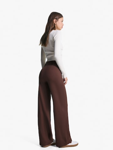 Bershkaregular Hlače na crtu - smeđa boja