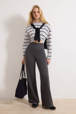 Trendyol - regular Pantalón en gris