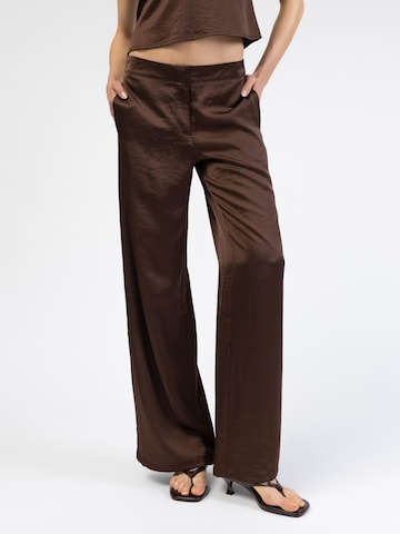 BROKE + SCHÖN Loose fit Pants 'Glänzende Hose mit geradem Bein' in Brown