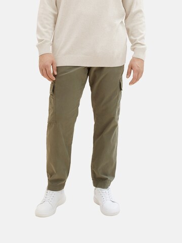 TOM TAILOR Men + Regular Cargo Pants in Green: front