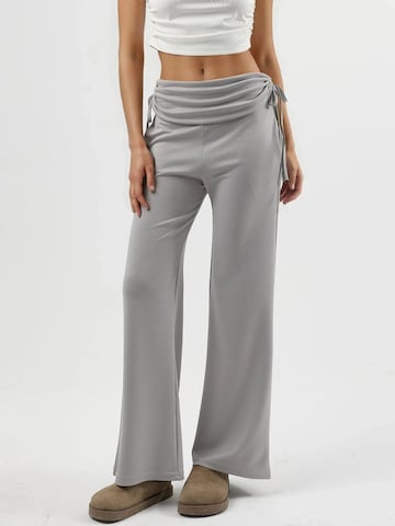 Hiccup - Regular Calças em cinzento: frente