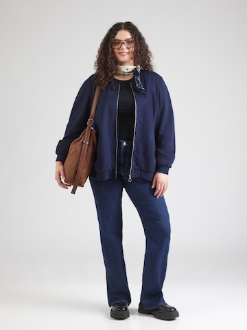 Hanorac 'VMCKimiko' de la Vero Moda Curve pe albastru