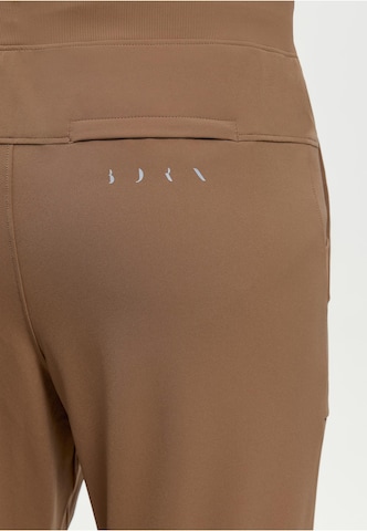 Born Living Yoga Regular Broek 'Tiber' in Bruin