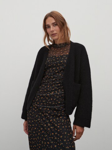 EDITED Strickjacke 'Henriette' in Schwarz: Vorderseite
