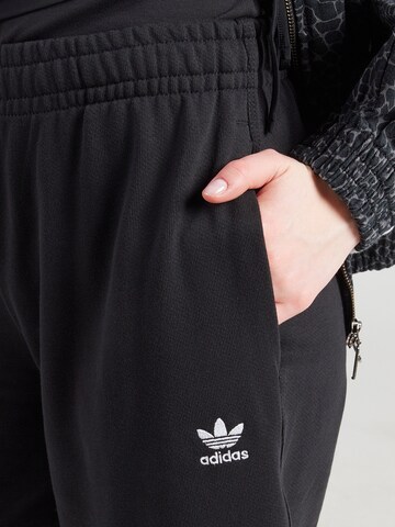 ADIDAS ORIGINALS Широка кройка Панталон 'ESS' в черно
