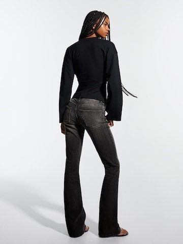 Bershka Bootcut Džínsy - Čierna