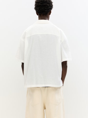 Comfort Fit Cămașă de la Pull&Bear pe alb