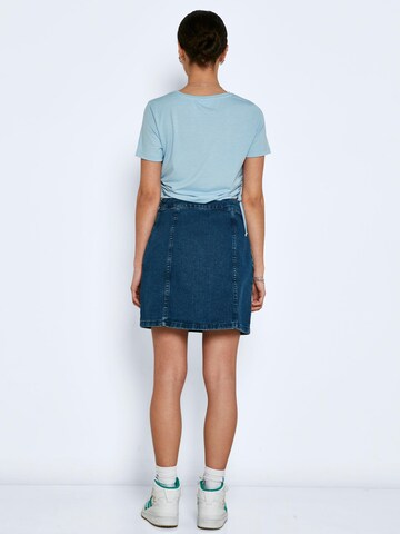 Noisy may Skirt 'PERI' in Blue