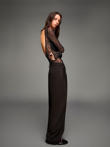 Tricou body de la Bershka pe negru