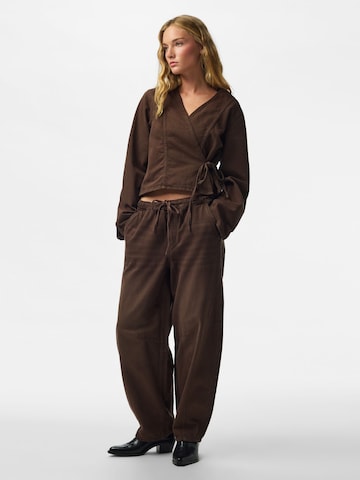 PIECES Barrel Jeans 'PCSILVIA' in Braun