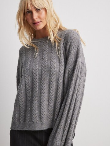 NA-KD Sweater in Grey: front