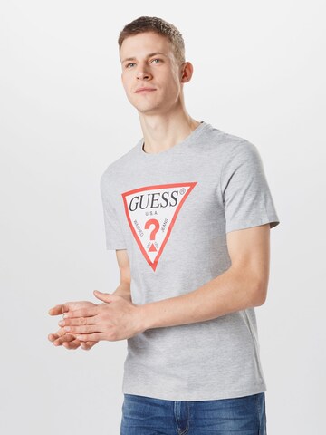 T-Shirt GUESS en gris : devant