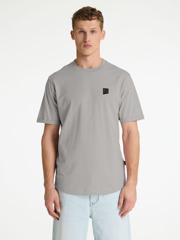 CHASIN' Shirt 'Bro' in Grijs: voorkant