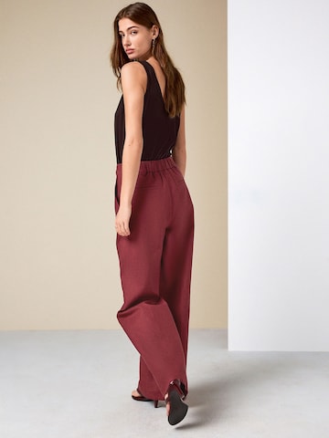 Wide leg Pantaloni con piega frontale di Next in marrone