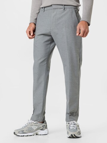 Coupe slim Pantalon à plis ESPRIT en gris : devant