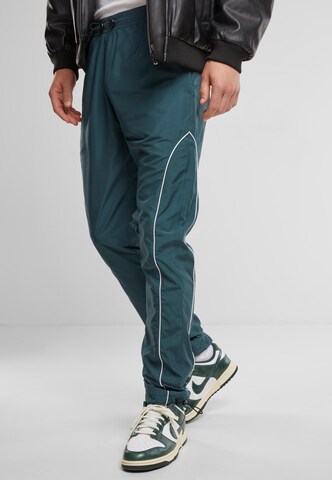 Urban Classics Свободный крой Штаны в Зеленый