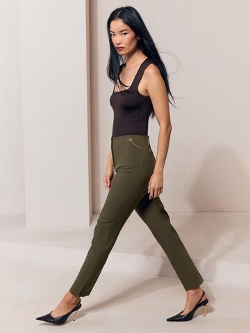 Tapered Pantaloni de la Lipsy pe verde
