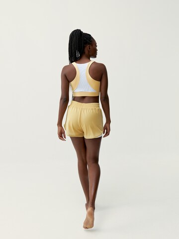 Born Living Yoga Slimfit Sportshorts 'Padma 2.0' in Gelb