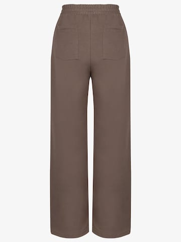 Loosefit Pantalon 'SPODNIE DRESOWE FLOW TAUPE' FEMSSY en gris