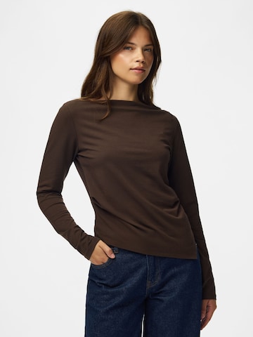 T-shirt 'PCSirene' PIECES en marron : devant