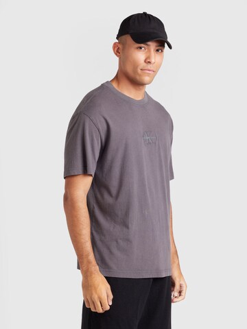 Calvin Klein Jeans Koszulka w kolorze szary: przód
