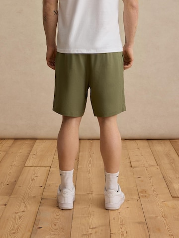 DAN FOX APPAREL Обычный Брюки со складками 'Alan' в Зеленый