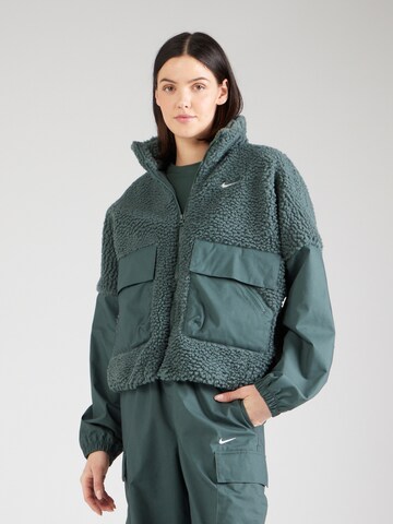 Nike Sportswear Overgangsjakke 'Essential' i grøn: forside