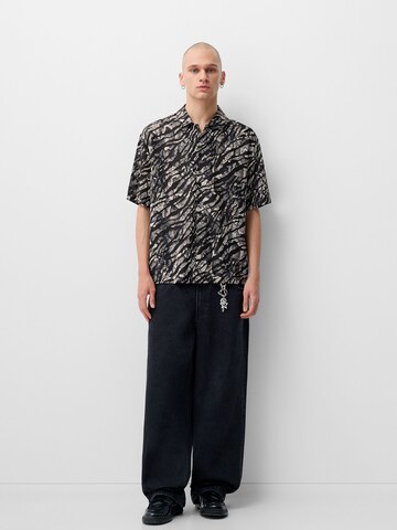 Comfort fit Camicia di Bershka in nero