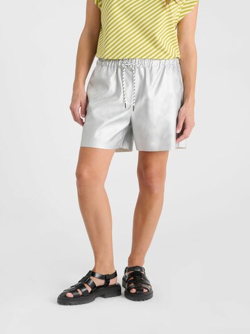 Loosefit Pantalon 'Nyllu' Le Temps Des Cerises en argent : devant