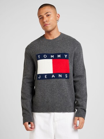 Tommy Jeans Sweater in Grey: front