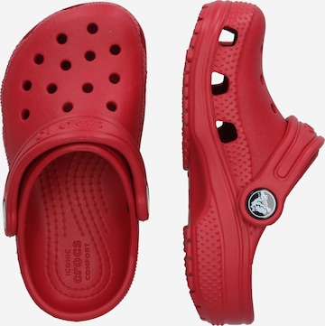 Crocs حذاء مفتوح بلون أحمر