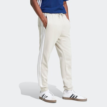 ADIDAS SPORTSWEAR - Tapered Pantalón deportivo en gris: frente