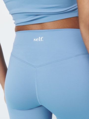 self. Skinny Shorts in Blau
