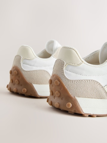 Next Сникърси в бяло