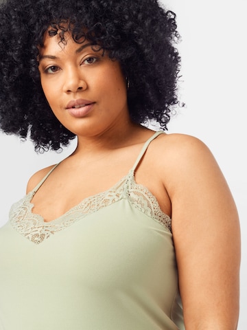 Top di Vero Moda Curve in verde