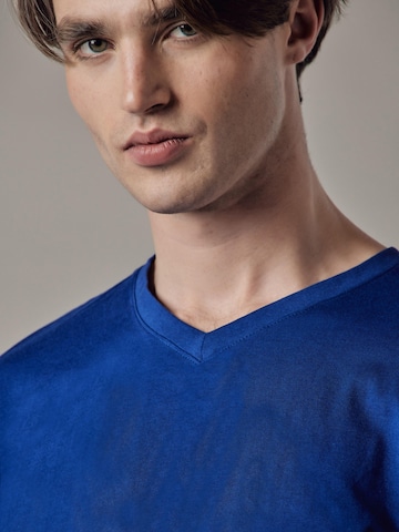 Maglietta 'T-Shirt Scollo a V' di OWN Off With Nature in blu