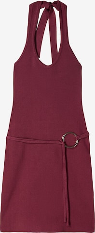 Rochie de la Bershka pe roșu: față